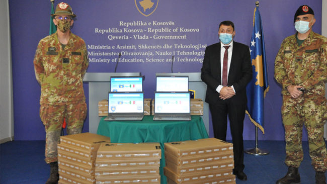 MASH pranon laptopë donacion nga ushtarët italianë