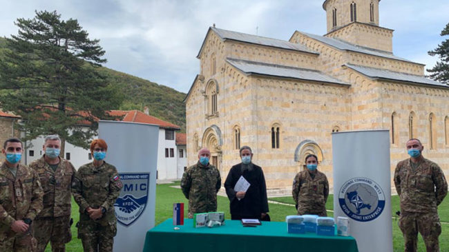 Ushtarët slloven të KFOR-it ndihmojnë komunitetet për t’u përgjigjur ndaj COVID-19