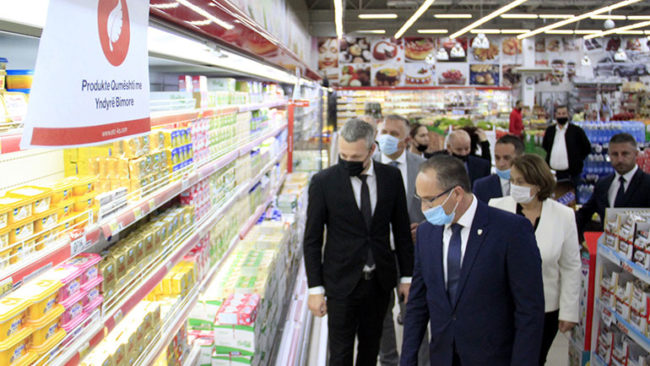 Në tri markete të mëdha konfiskohet një sasi e djathit