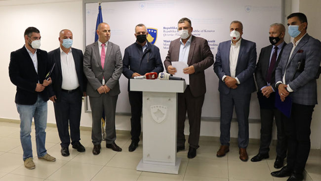 MEA ndan fonde për 12 komuna të Kosovës për pajisje teknologjike për shkolla të mesme