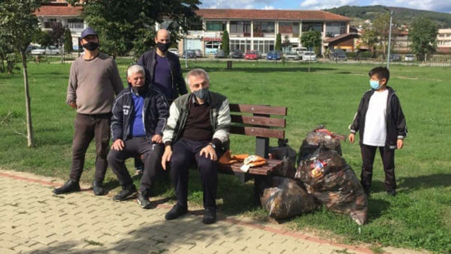 Vullnetmirët pastrojnë vullnetarisht parkun e qytetit në Kamenicë