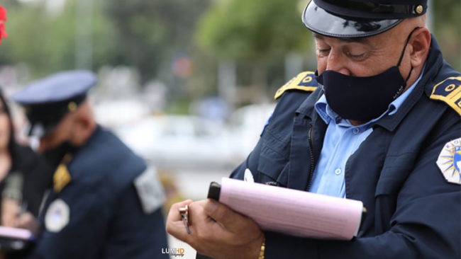 Policia vazhdon të gjobisë qytetarët në bazë të ligjit Covid-19
