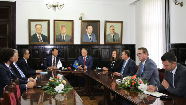 Rektori Sahiti pret në takim rektorët e Universiteteve Publike të Kosovës