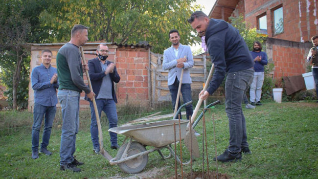 Komuna e Gjilanit me donatorët e vunë gurthemelin e shtëpisë për familjen e Rexhep Kqikut