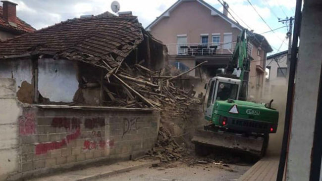 Inspekcioni në Gjilan rrënon një objekt me rrezikshmëri të lartë dhe disa mure oborresh që ishin uzurpim i hapësirës publike