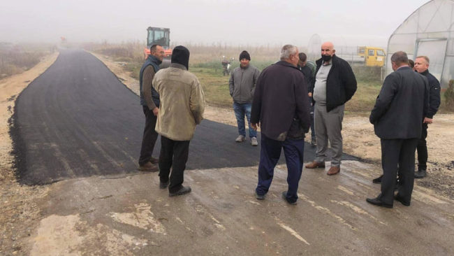 Në fshatin Radivojcë të Vitisë po asfaltohet rruga e Tërpezëve