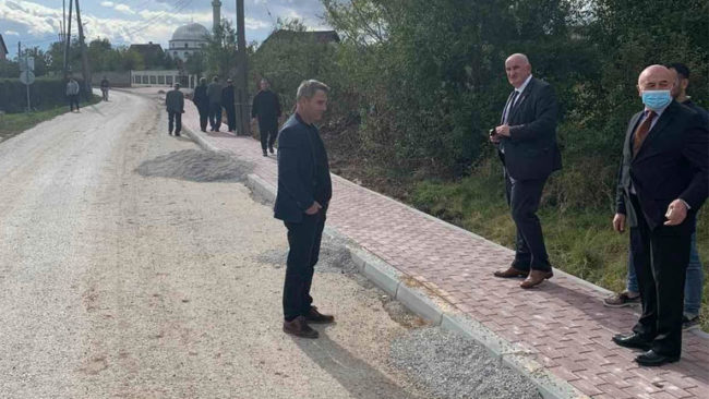 Po punohet në ndërtimin e trotuarit në Ramjan