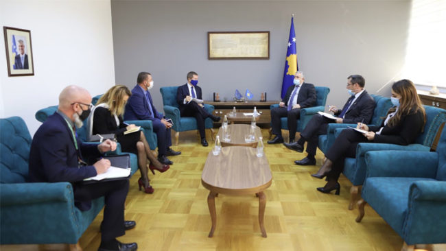 Ministri Veliu priti në takim ambasadorin e BE-së në Kosovë, Tomas Szunyog