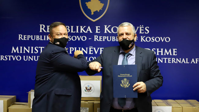 Ambasada Amerikane në Prishtinë dhuroi donacion për MPB-në