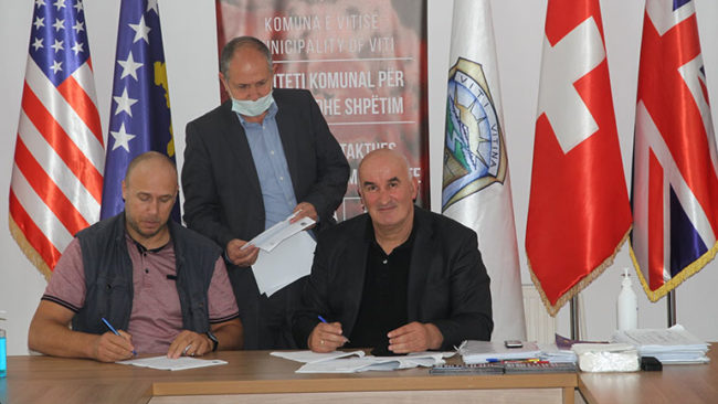 Viti: Nënshkruhen dy marrëveshje, njëra parasheh bashkëfinancimin për ndërtimin e Ambulantës në Terpezë
