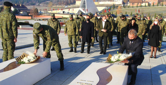 Ministri Quni dhe gjeneral Rama bënë nderime në Kompleksin Memorial në Prekaz