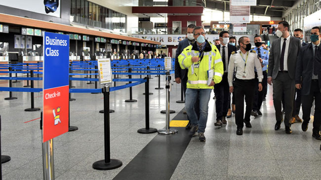 Ministri Abrashi vizitoi Aeroportin për të parë nga afër zbatimin e masave anti-covid