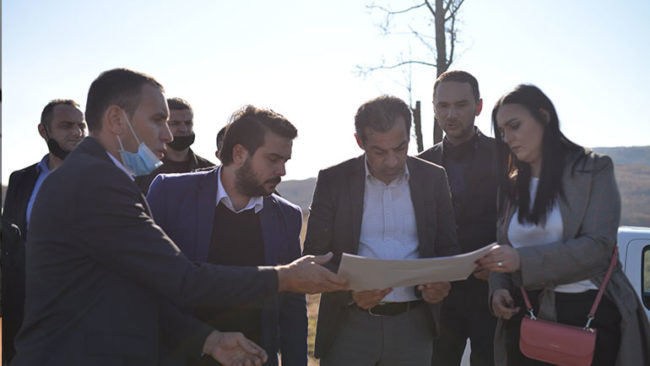 Donatorë potencialë për ndërtimin e serave vizitojnë Komunën e Kamenicës