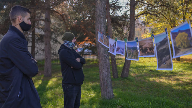 Në parkun e qytetit mbahet ekspozita e fotografit Florim Ibrahimaj