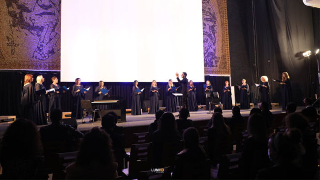 Kori i Filharmonisë së Kosovës mban koncert në Gjilan duke respektuar masat anti COVID-19