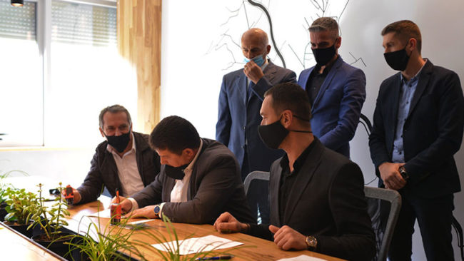 Nënshkruhet marrëveshja me “Hidromoravën” për menaxhimin e sistemit të ujësjellësit në lagjen “Qamëria”