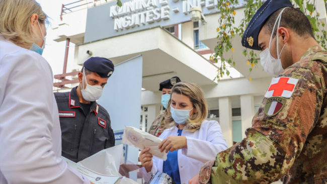 Ushtarët italianë dhurojnë pajisje mbrojtëse personale në Klinikën për Sëmundjet Infektive në Prishtinë