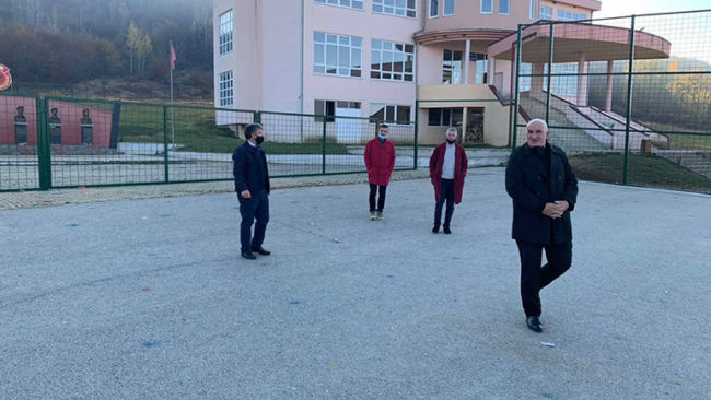 Po rregullohet fusha sportive në shkollën e fshatit Lubishtë