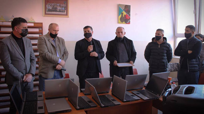Shkolla “Abdullah Tahiri” në Malishevë pranon donacion dhjetë laptopë dhe mjete shkollore e sportive