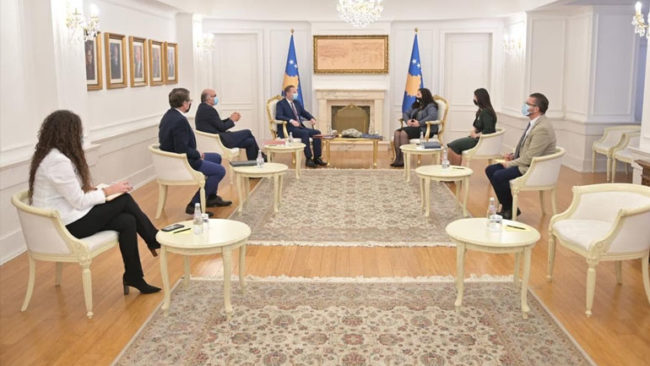 U.d. e Presidentes së Kosovës, Vjosa Osmani priti në takim ministrin e shëndetësisë Armend Zemaj