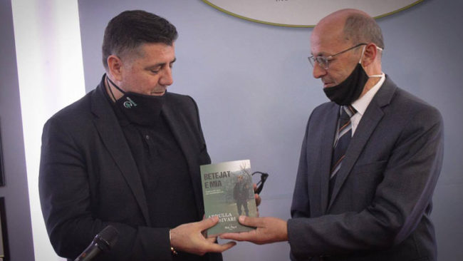 Lutfi Haziri pranon librin për luftën e UÇK-së nga gjeneral Abdullah Shasivari