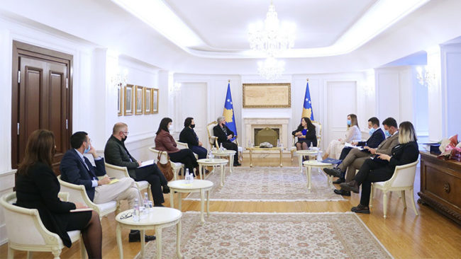 U.d. e Presidentes, dr.Vjosa Osmani pret shoqatën ‘Thirrjet e Nënave”, diskutohet për Ligjin për të pagjeturit