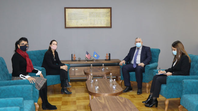 Ministri Veliu priti në takim Këshilltaren Ligjore në Ambasadën e ShBA-ve