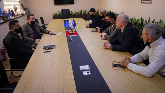 Gjilani nënshkruan marrëveshje me Fondin e Kosovës për Efiçiencë për projektin në shkollën “Abaz Ajeti”