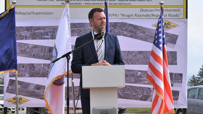 Ministri Abrashi merr vendim, s’ka më reklama në autostrada, rrugë nacionale dhe rajonale