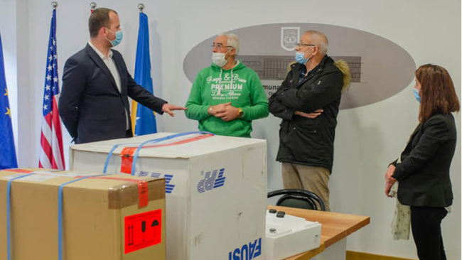 Laboratori “Medizinisches Labor Invenimus” nga Zvicra dhuron donacion pesë mikroskopë për Komunën e Kamenicës