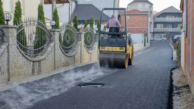 Rruga “Mulla Shefkiu” në Roganë është asfaltuar me shtresën e parë