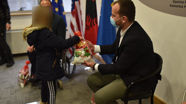 Komuna e Kamenicës në bashkëpunim me HANDIKOS, shpërndajnë dhurata për fëmijët me nevoja të veçanta