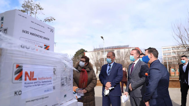 Donacioni i sotëm për QKUK-në përmban 38,000 maska dhe 15,500 rroba mbrojtëse