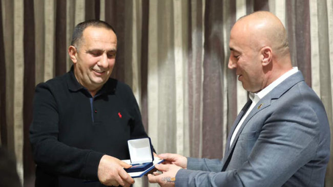Ramush Haradinaj nderon Fadil Gashin me medaljen “Me besim në Zot, Atdhe dhe Shtet”
