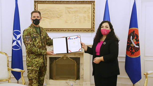 U.d. Presidentja Osmani dekoron me Medaljen Presidenciale Ushtarake, ish-komandantin e KFOR-it, gjeneralmajor Michele Rissi