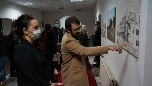 Të rinjtë e Gjilanit fotografitë e vjetra të qytetit i shndërrojnë në piktura