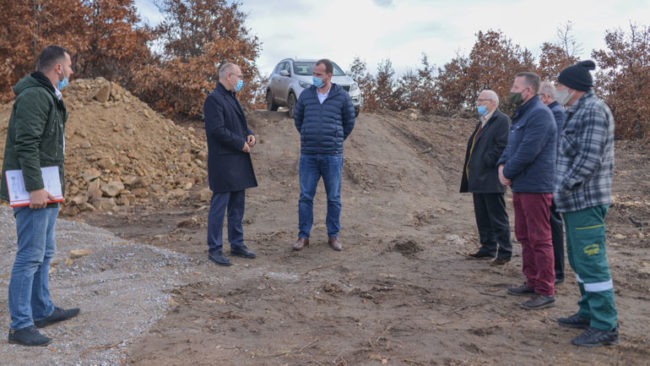Kryetari Kastrati dhe drejtori Zogaj vizitojnë vendin ku do të rindërtohet bunkeri i Gjon Serreqit