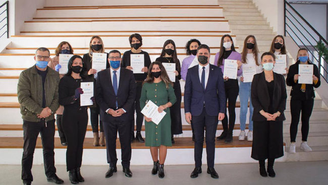 Në Gjilan certifikohen 18 edukatore e infermiere për alfabetin e gjuhës së shenjave dhe komunikimit verbal