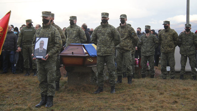 Me nderime të larta ushtarake u varros kolonel Gyrner Murati
