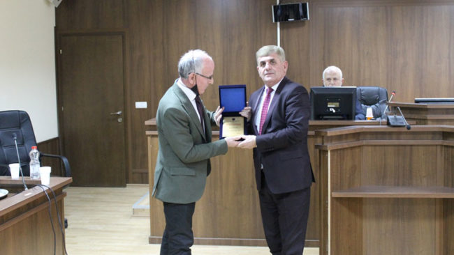 Gjykata Themelore në Gjilan ndan mirënjohje për gjyqtarin, Zyhdi Haziri