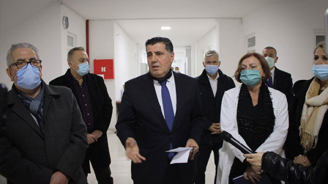 Stafi i Qendrës së Shëndetit Publik në Gjilan po trajnohet për përdorimin e aparatit për teste serologjike dhe me metodën RT-PCR
