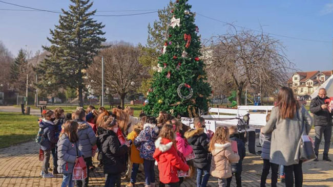 “Joni Ranch” shpërndanë dhurata për nxënësit e Kamenicës