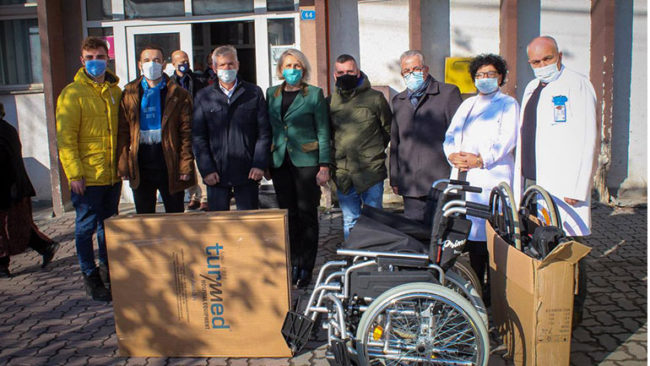Intelektualët e Dritës dhurojnë dhjetë karroca për shëndetësinë primare dhe sekondare