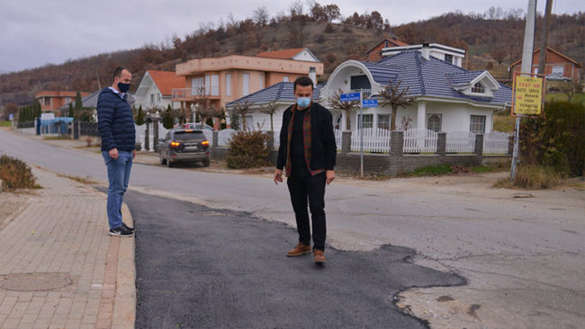 Kastrati sheh nga afër punët në sanimin e rrugëve me asfalt, kërkon nga kompania që të përmirësojnë cilësinë e punimeve
