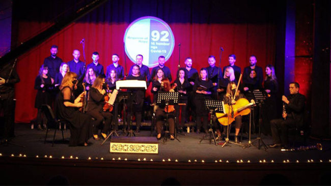 Gjilani organizoi koncert të muzikës klasike në nderim të 93 qytetarëve që e humbën betejën me COVID-19