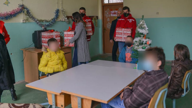 Kryqi i Kuq në Kamenicë u dhuron pako me veshmbathje e lodra fëmijëve me nevoja të veçanta