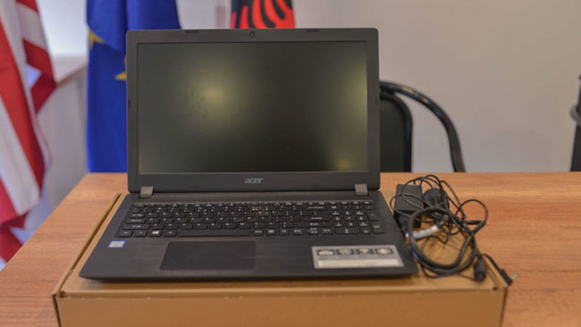 Ministria e Arsimit dhuron 12 laptopë për shkollat e Komunës së Kamenicës
