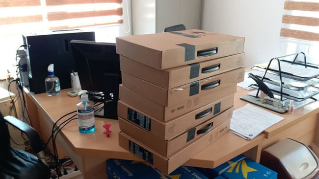 Komuna e Vitisë ndau sot 88 laptop për shkollat e kesaj komune