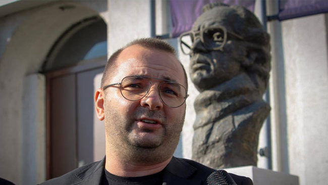 Në ditëlindjen e Ibrahim Rugovës, kryesia e LDK-së në Gjilan bën homazhe tek busti i Presidentit