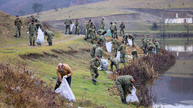 Komuna e Gjilanit bashkë me FSK-në pastrojnë ambientin dhe mbjellin drunj te Penda e Livoqit